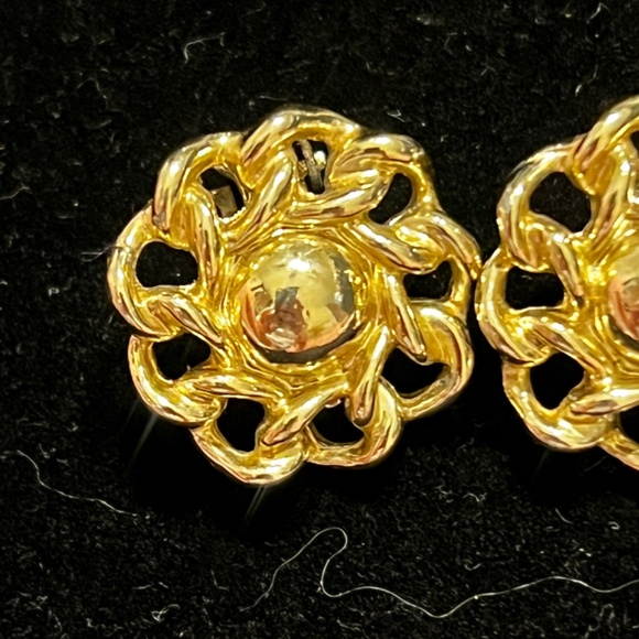 Vintage Lisner Gold Tone Filigree Clip-On Earrings - Picture 2 of 4